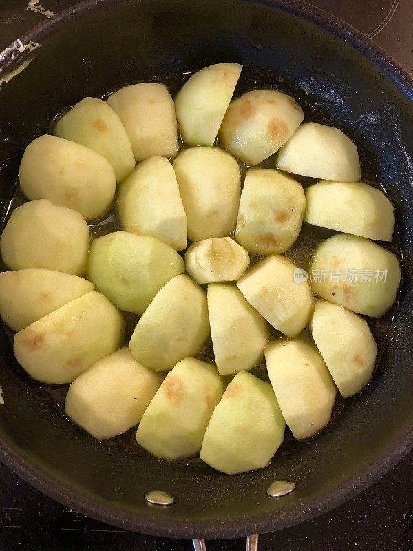 切片苹果/馅饼在不粘锅中烹饪的图像